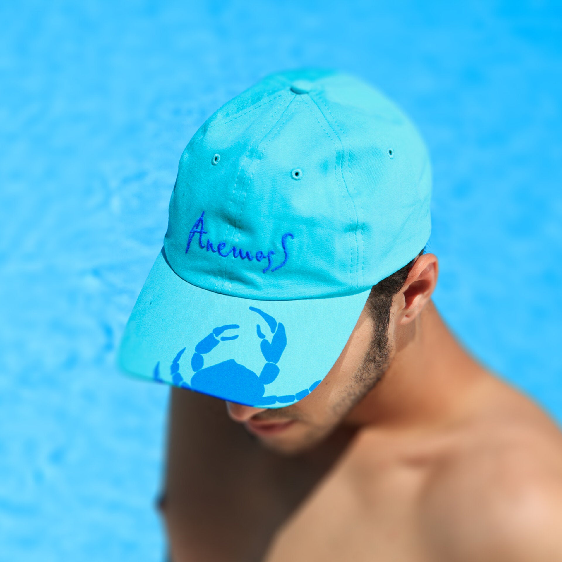 Anemoss Marine Collection Crab Snapback Cap aus 100% Baumwolle mit sportlichem Krebs-Muster und breitem Hutschirm für optimalen Sonnenschutz.