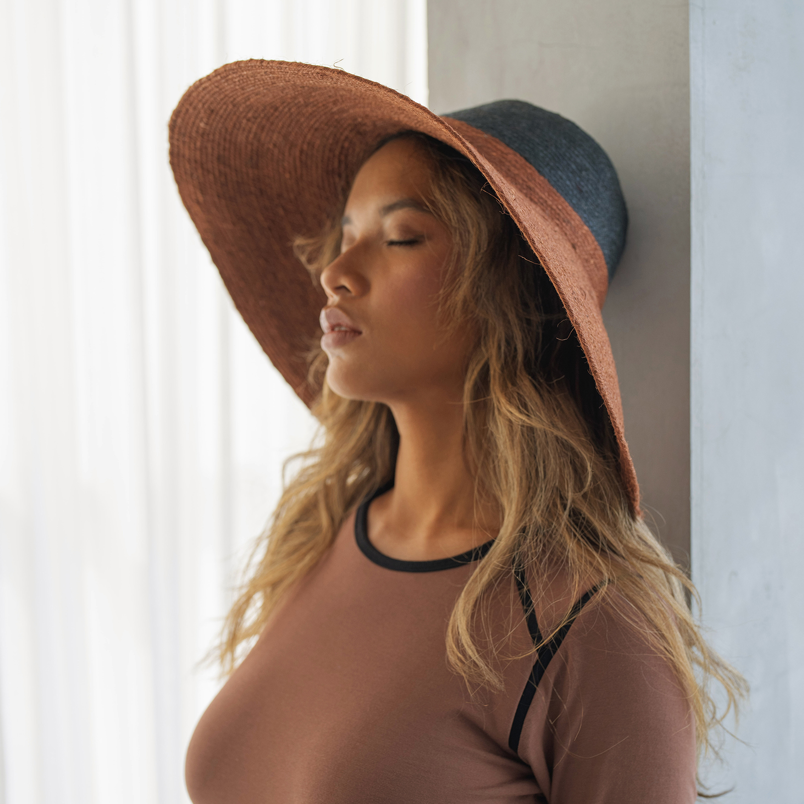 RIRI DUO Jute Straw Hat in burnt sienna and black, featuring a sculpted crown and wide brim, perfect for sun protection.