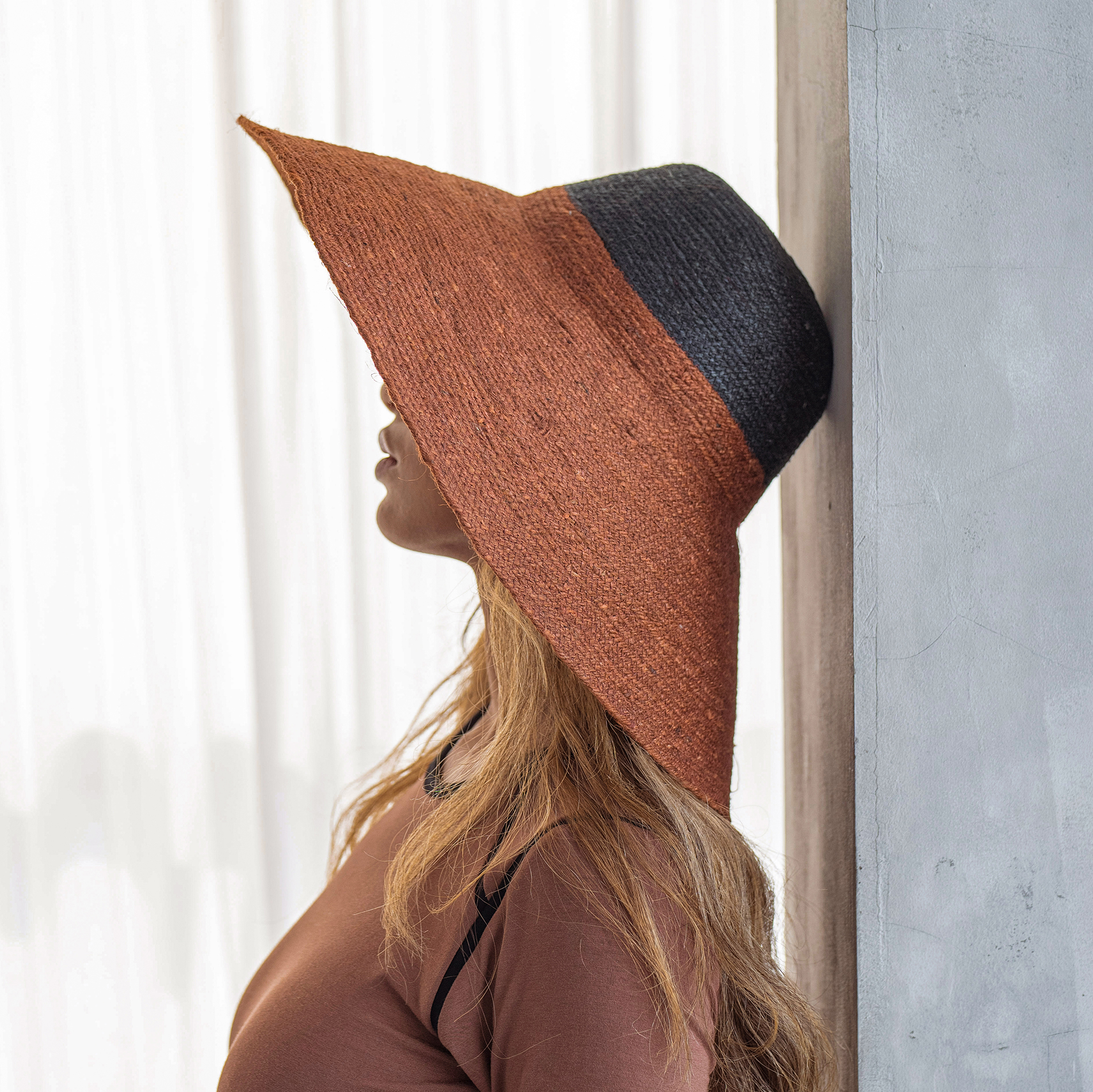 RIRI DUO Jute Straw Hat in burnt sienna and black, featuring a sculpted crown and wide brim, perfect for sun protection.