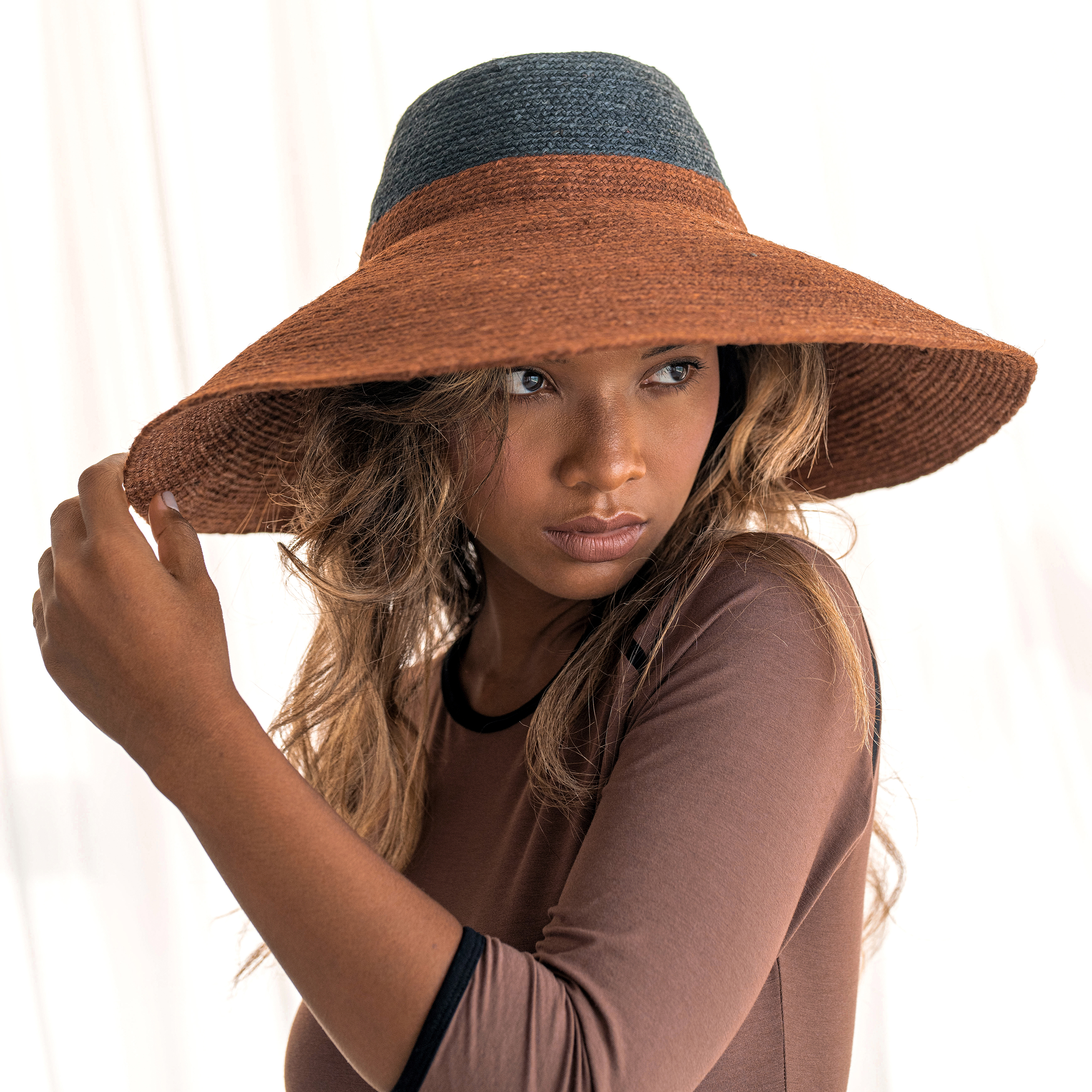 RIRI DUO Jute Straw Hat in burnt sienna and black, featuring a sculpted crown and wide brim, perfect for sun protection.