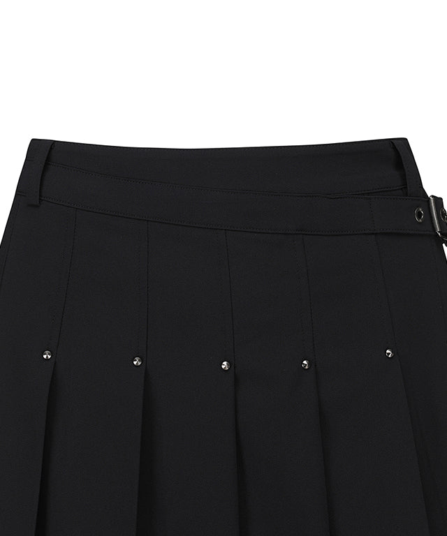 ANEW Golf Women's Buckle Decoration Pleats Skirt in Black, featuring pleats and buckle details for a stylish look.