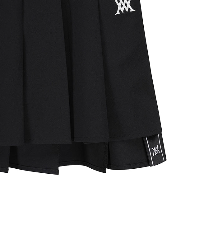 ANEW Golf Women's Buckle Decoration Pleats Skirt in Black, featuring pleats and buckle details for a stylish look.