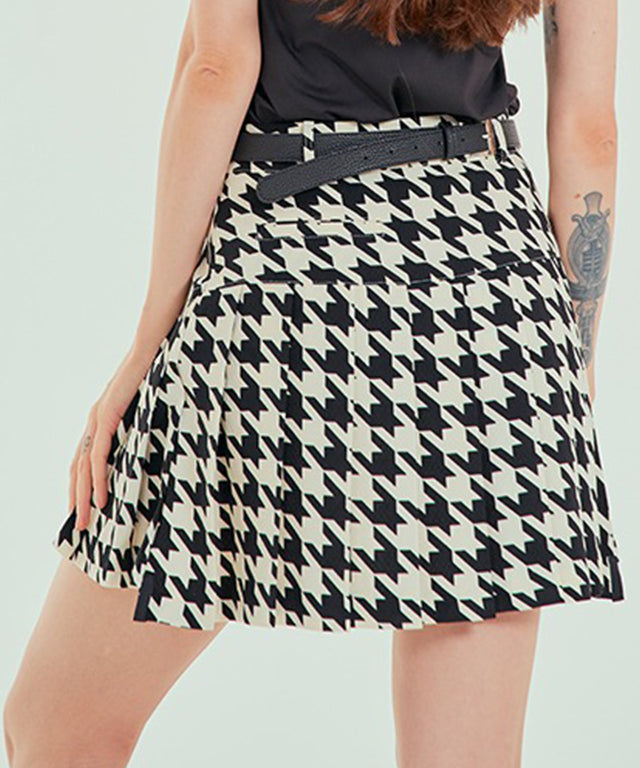 BENECIA 12 Big Hound Check Skirt featuring a pleated design and functional shorts, perfect for spring and fall.