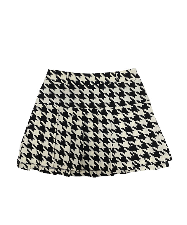 BENECIA 12 Big Hound Check Skirt featuring a pleated design and functional shorts, perfect for spring and fall.