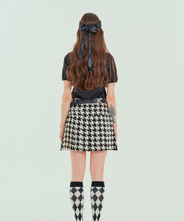 BENECIA 12 Big Hound Check Skirt featuring a pleated design and functional shorts, perfect for spring and fall.