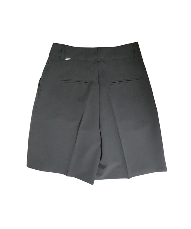 BENECIA 12 Butter Bermuda Shorts in Gray, showcasing a relaxed fit and stylish design suitable for all body types.