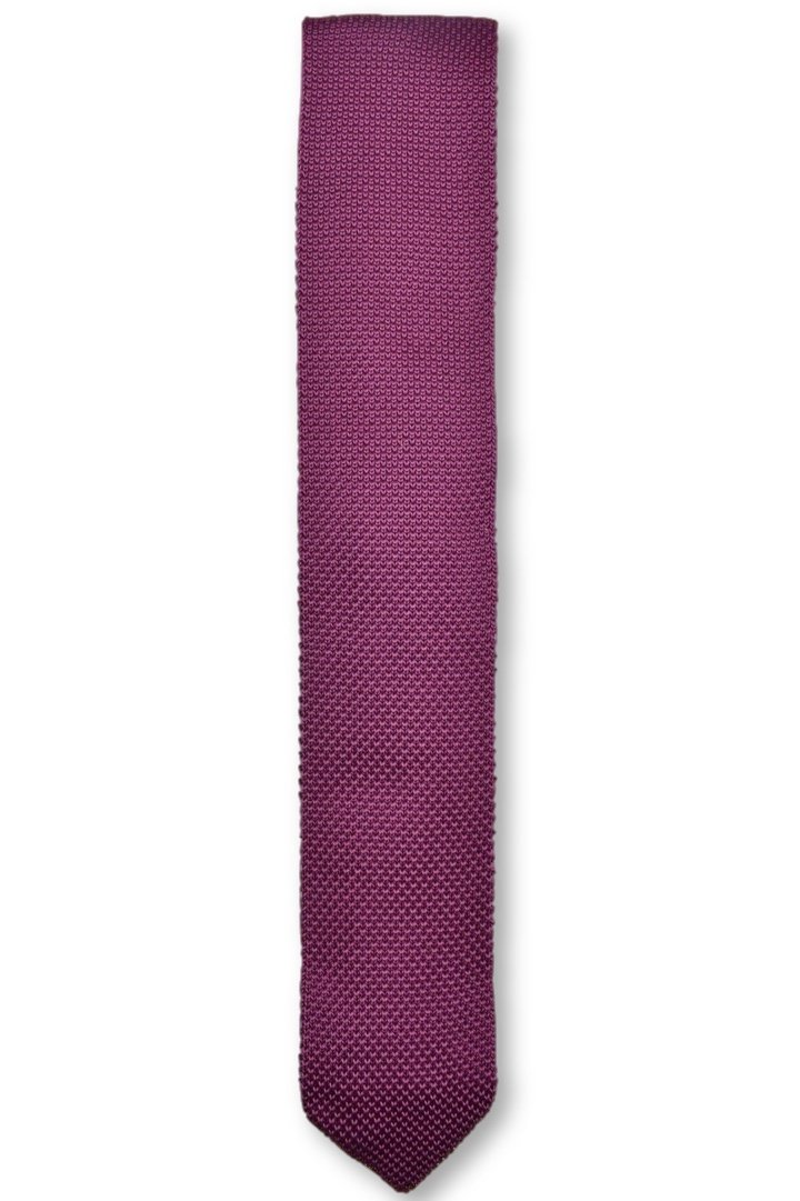 Berry pink knitted tie with a pointed end, showcasing its vibrant color and textured fabric.