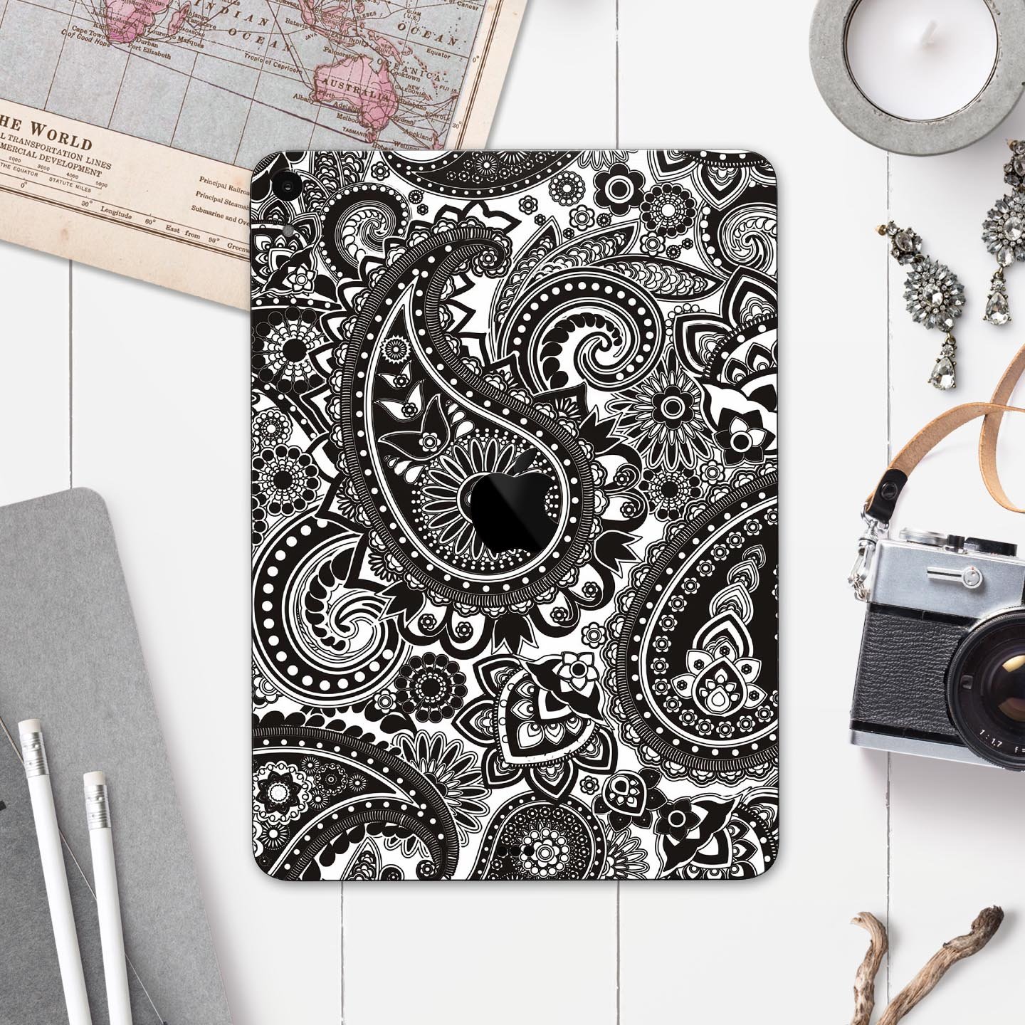 Black & White Paisley Pattern V1 skin decal for Apple devices, showcasing intricate paisley design and premium finish.