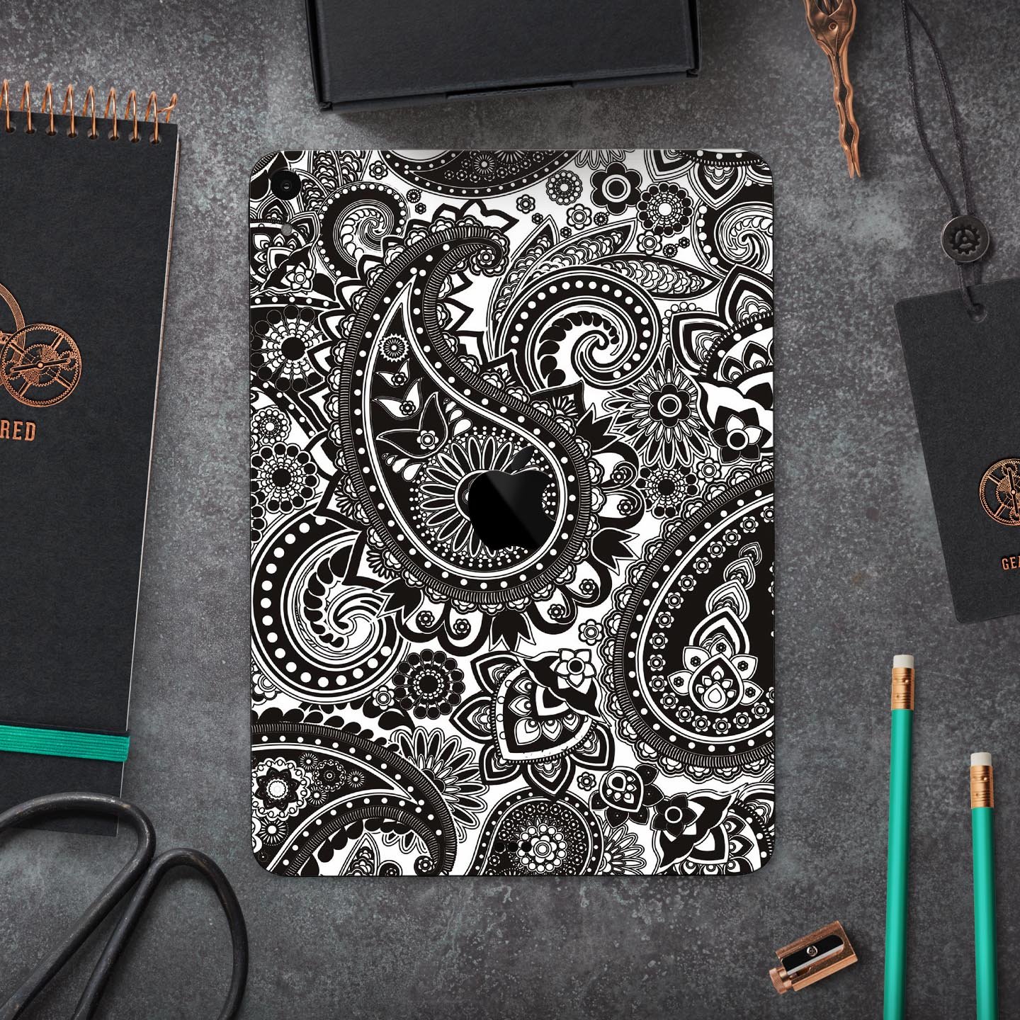 Black & White Paisley Pattern V1 skin decal for Apple devices, showcasing intricate paisley design and premium finish.