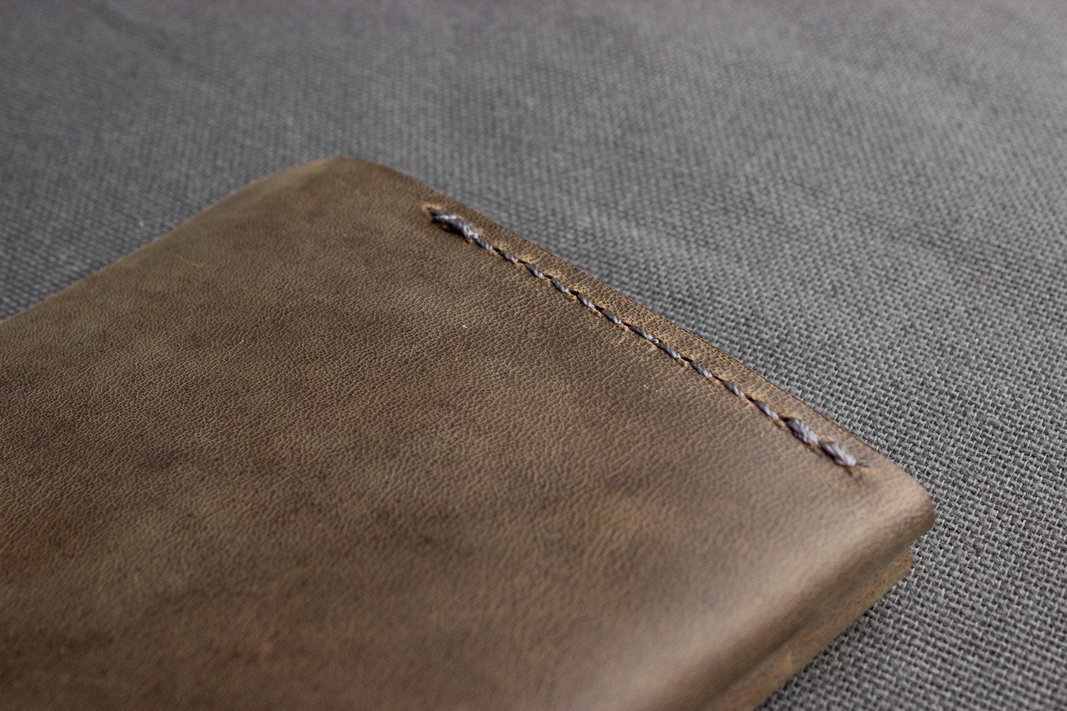 Buck Bifold wallet made of premium cowhide leather with six card slots and a smooth finish.