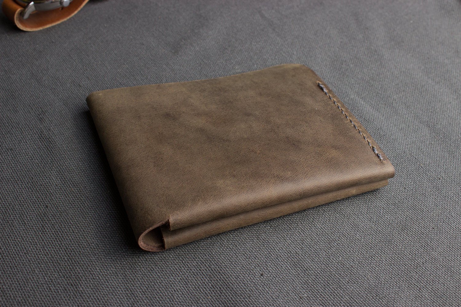 Buck Bifold wallet made of premium cowhide leather with six card slots and a smooth finish.