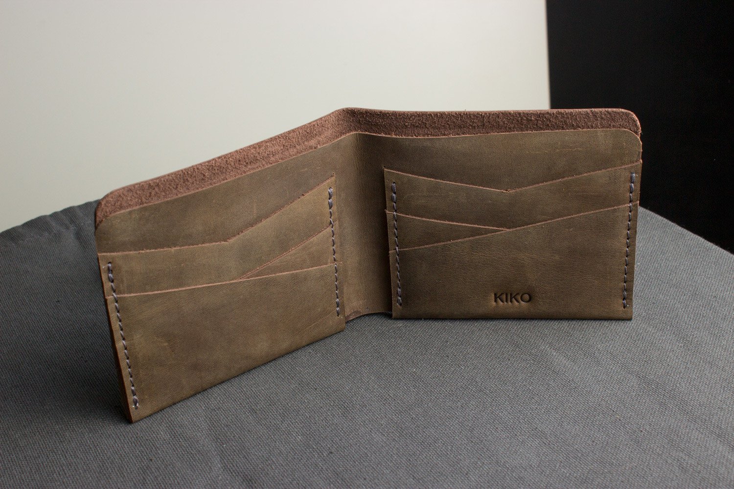 Buck Bifold wallet made of premium cowhide leather with six card slots and a smooth finish.