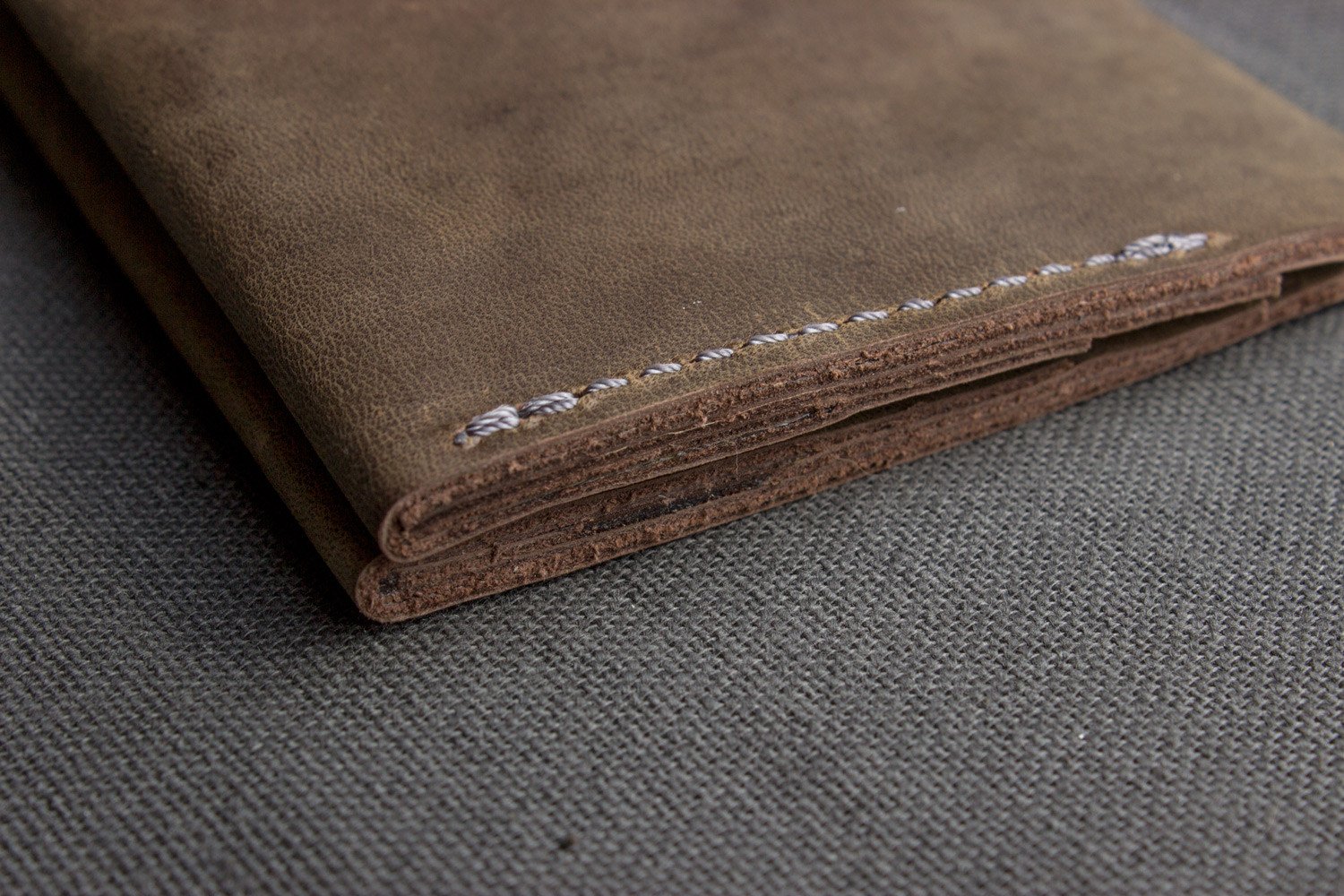 Buck Bifold wallet made of premium cowhide leather with six card slots and a smooth finish.