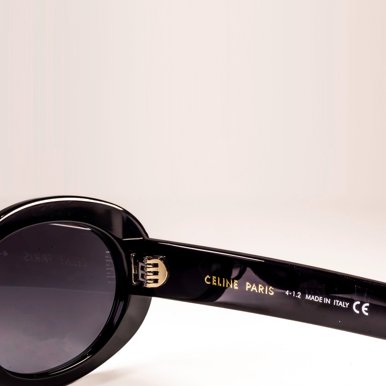 Celine CL40194U Sunglasses featuring a full rim round frame made of acetate, showcasing a stylish and elegant design.