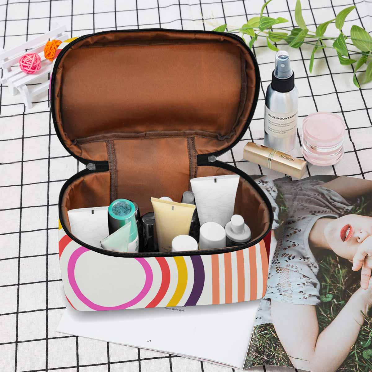 Stylish cosmetic bag with multiple compartments, made of durable water-resistant material, perfect for organizing beauty essentials.