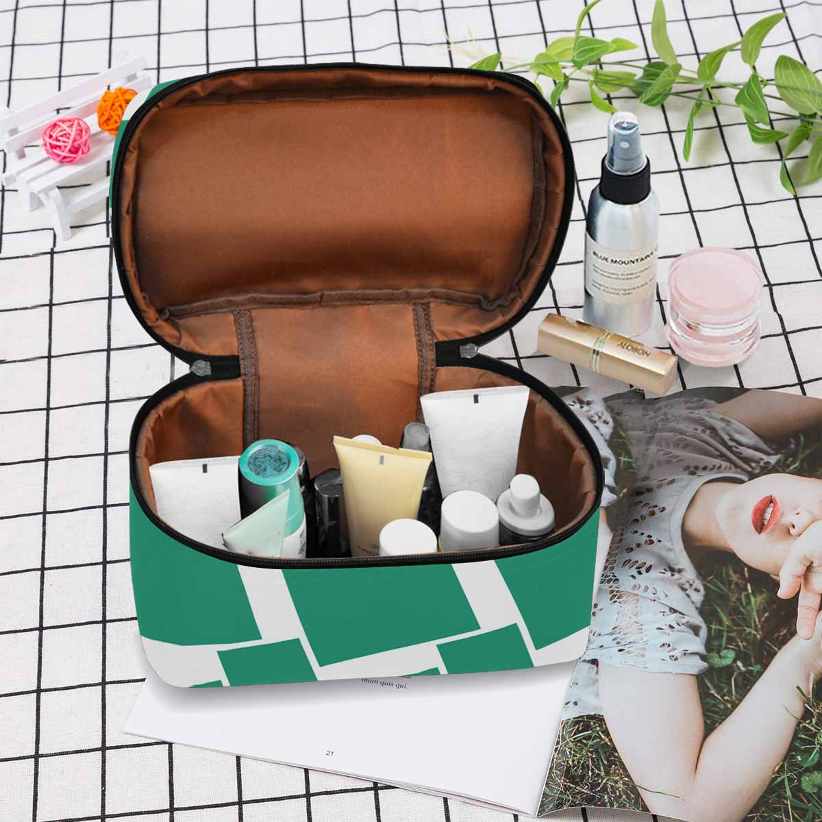 Stylish cosmetic bag with multiple compartments, made of durable water-resistant material, perfect for organizing beauty essentials.