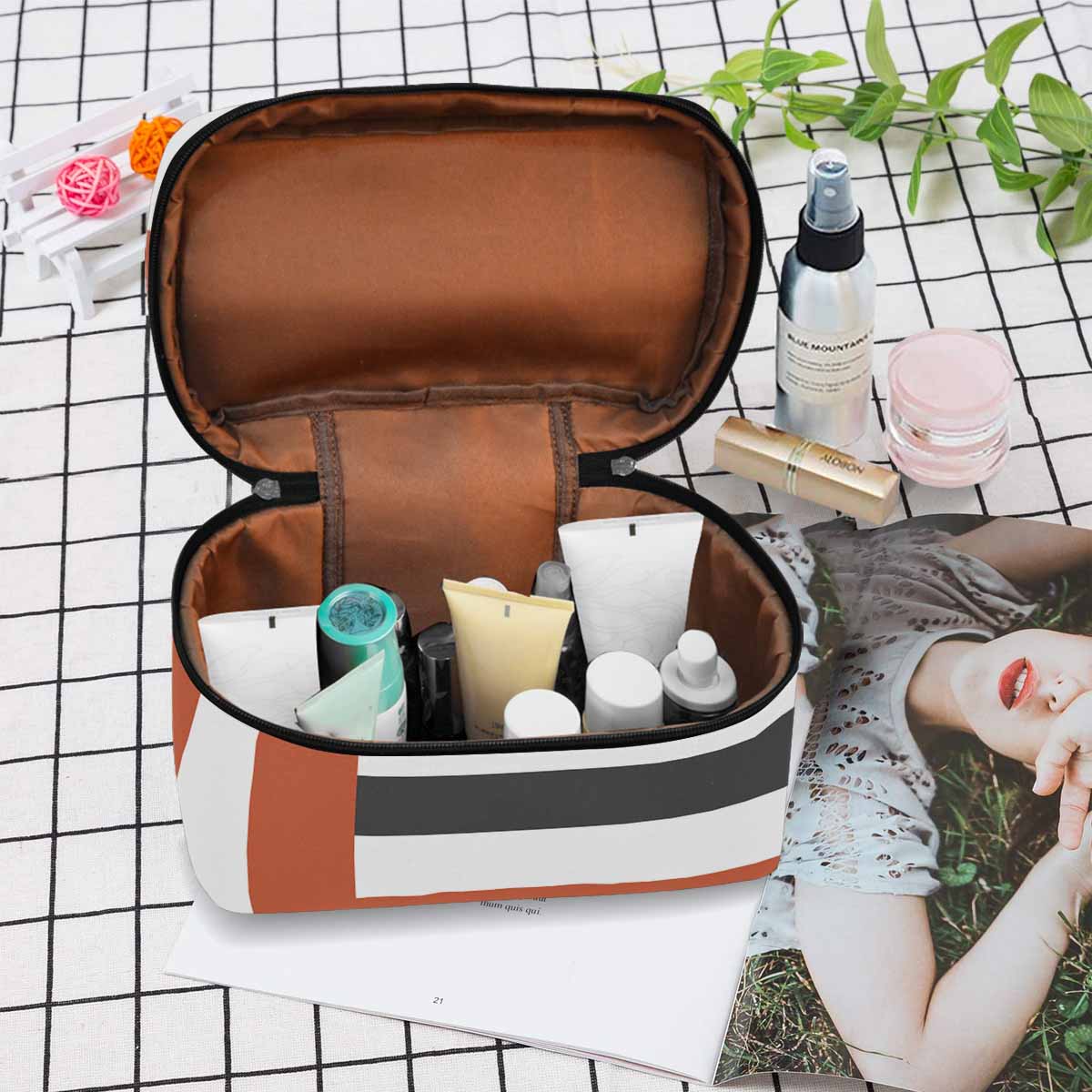 Stylish cosmetic bag with multiple compartments, made of durable water-resistant material, perfect for organizing beauty essentials.