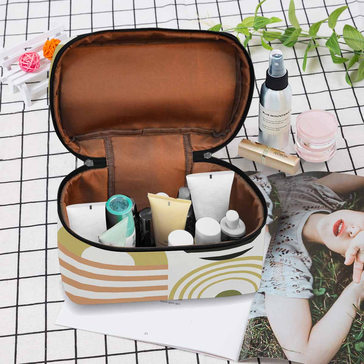 Stylish cosmetic bag with multiple compartments, made of durable water-resistant material, ideal for travel and organization of beauty essentials.