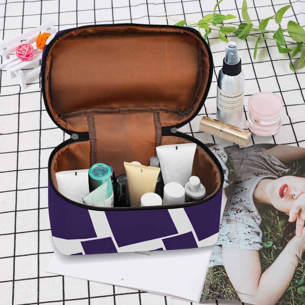 Stylish cosmetic bag with multiple compartments, made of durable water-resistant material, perfect for organizing beauty essentials.