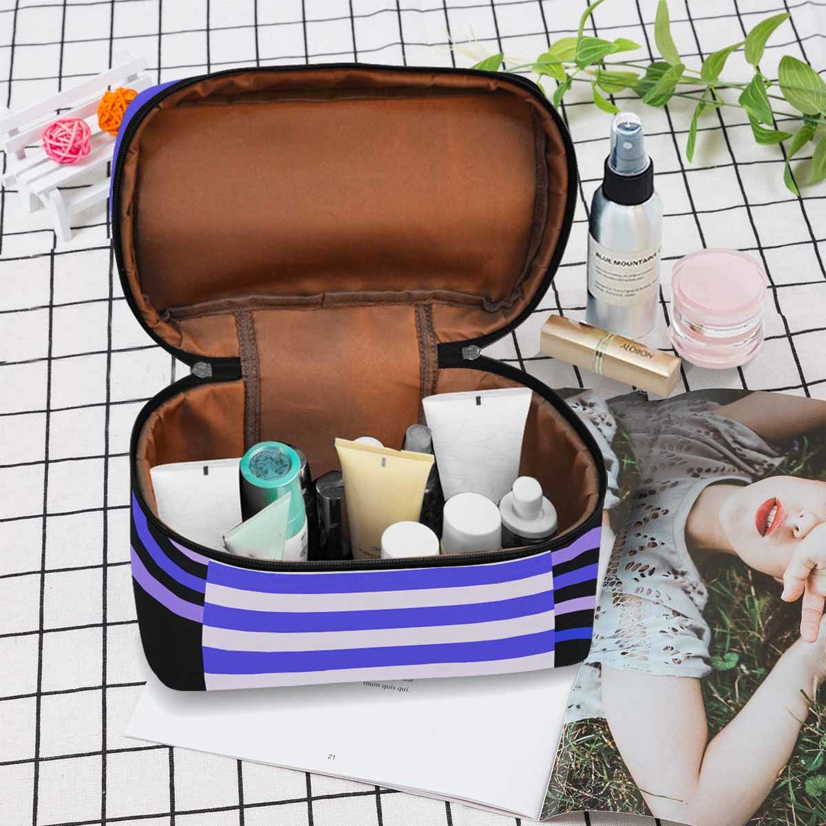 Stylish cosmetic bag with multiple compartments, made of durable water-resistant material, perfect for organizing beauty essentials.