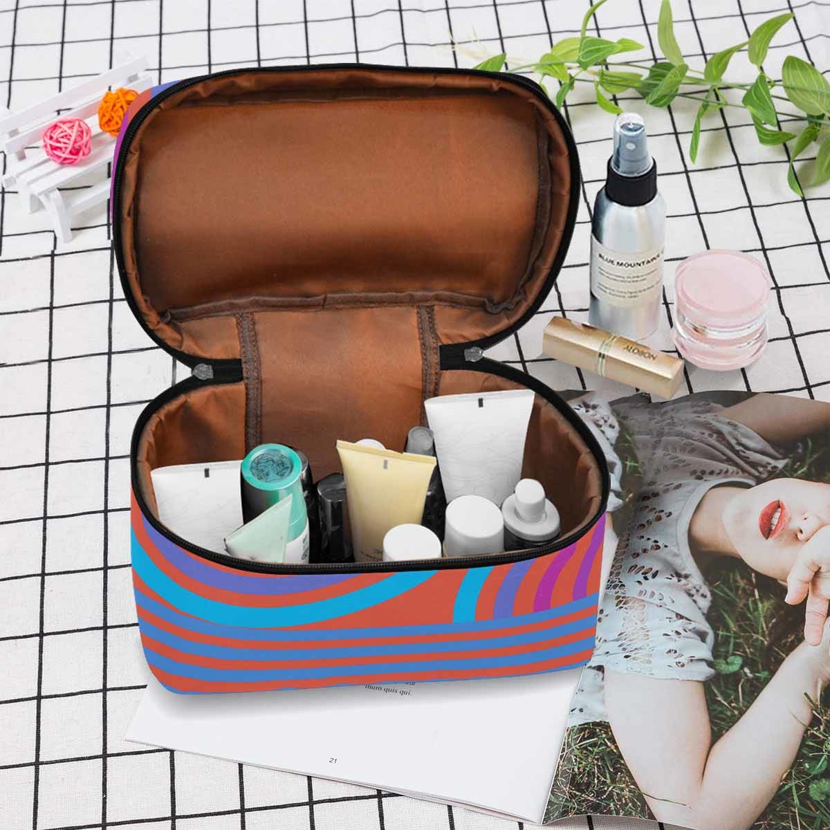 Stylish cosmetic bag with multiple compartments, perfect for organizing beauty essentials while traveling.