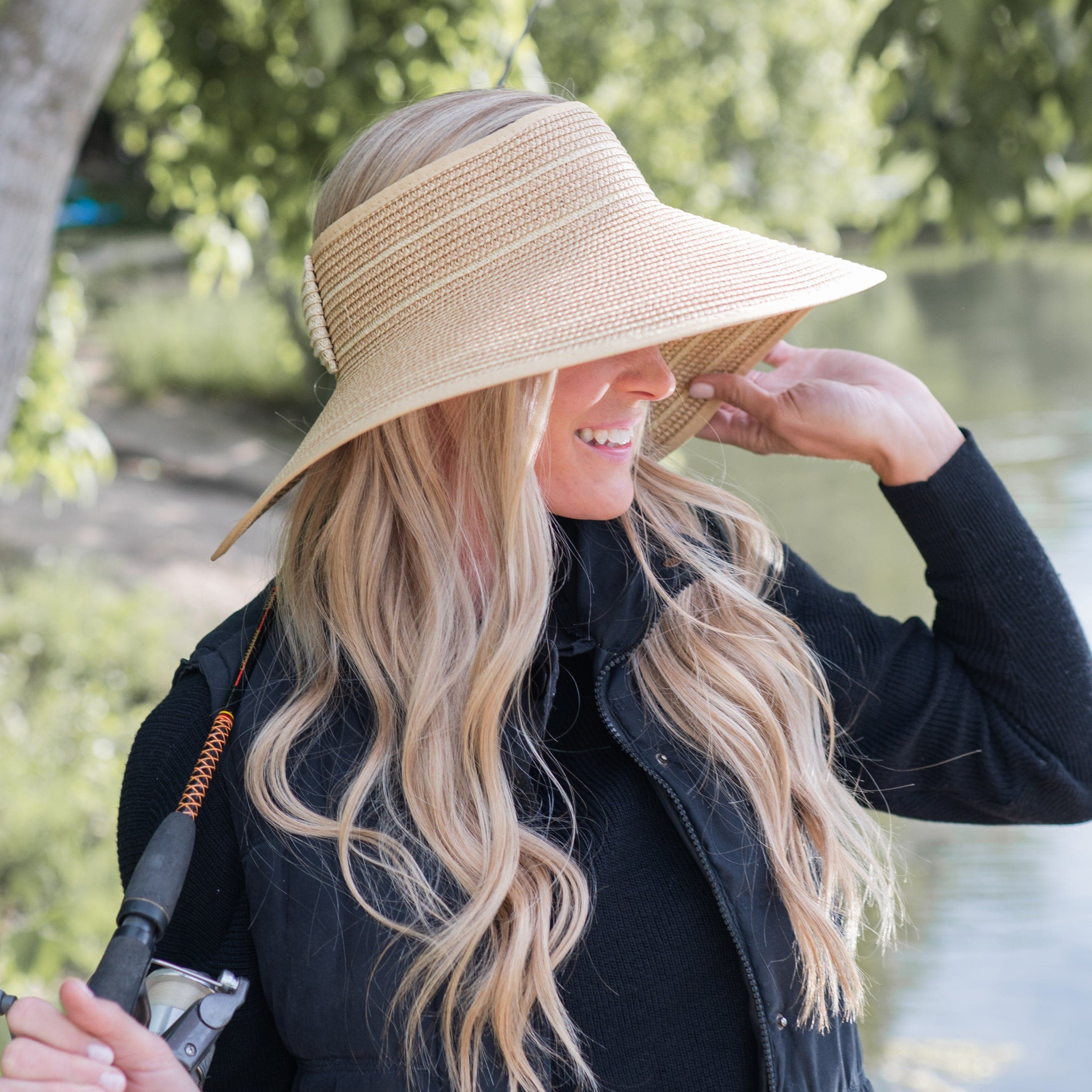 Easy Rollable Straw Visor Hat with adjustable Velcro, perfect for sun protection and outdoor activities.