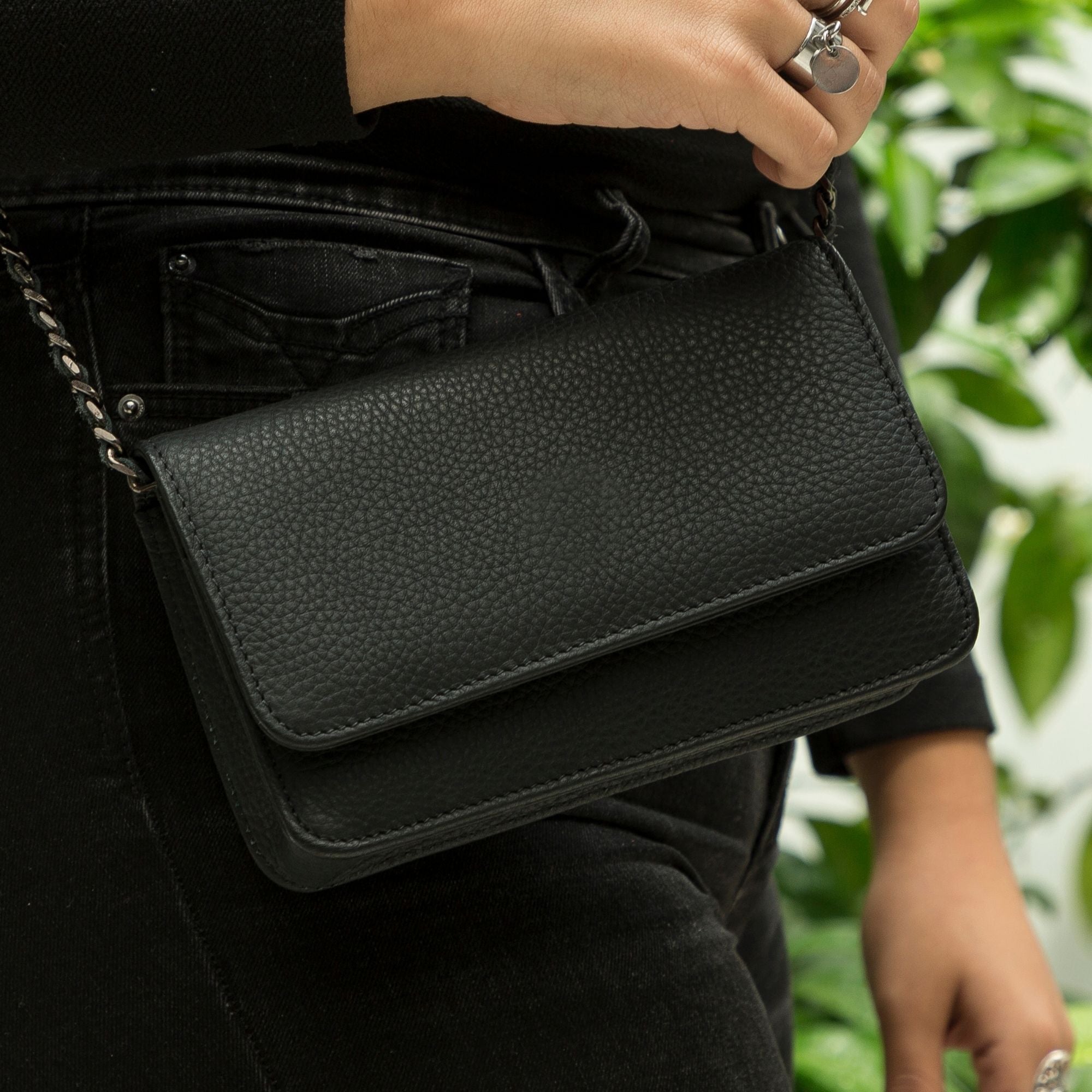 Evanston Minimalist Leather Handbag for Women, showcasing high-quality leather, spacious compartments, and an elegant design.