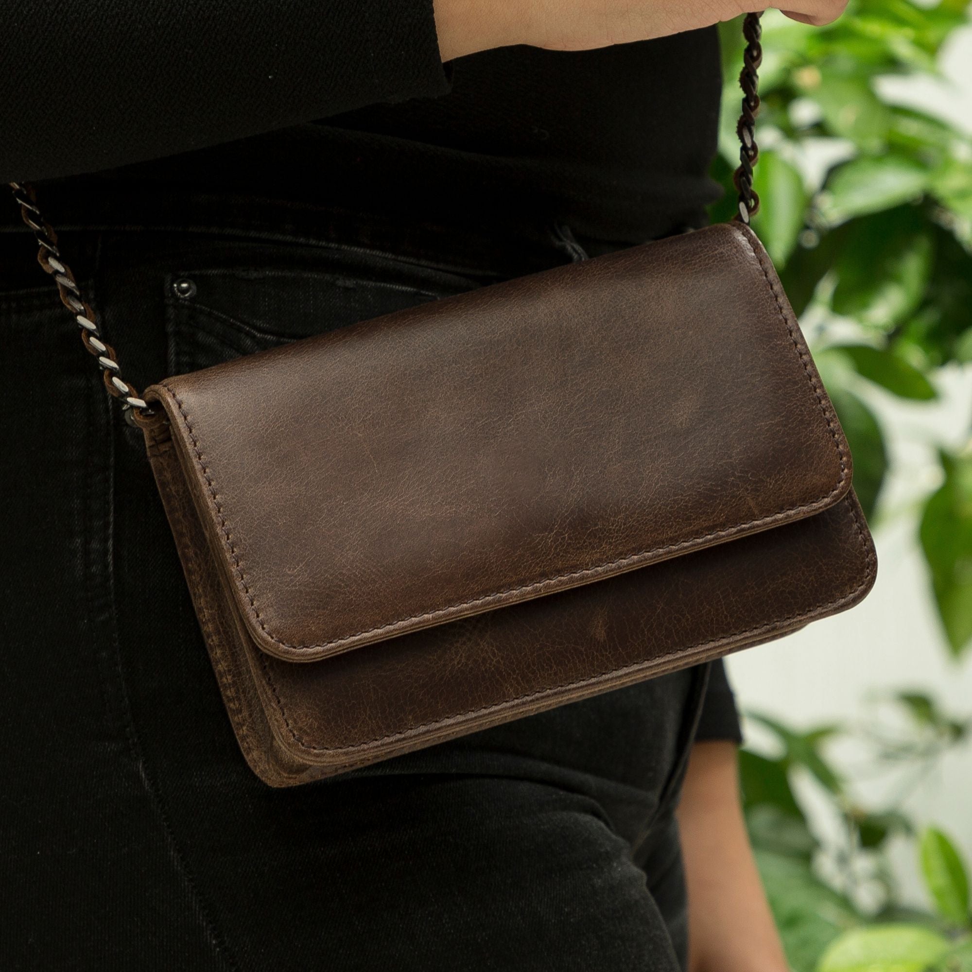 Evanston Minimalist Leather Handbag for Women, showcasing high-quality leather, spacious compartments, and an elegant design.