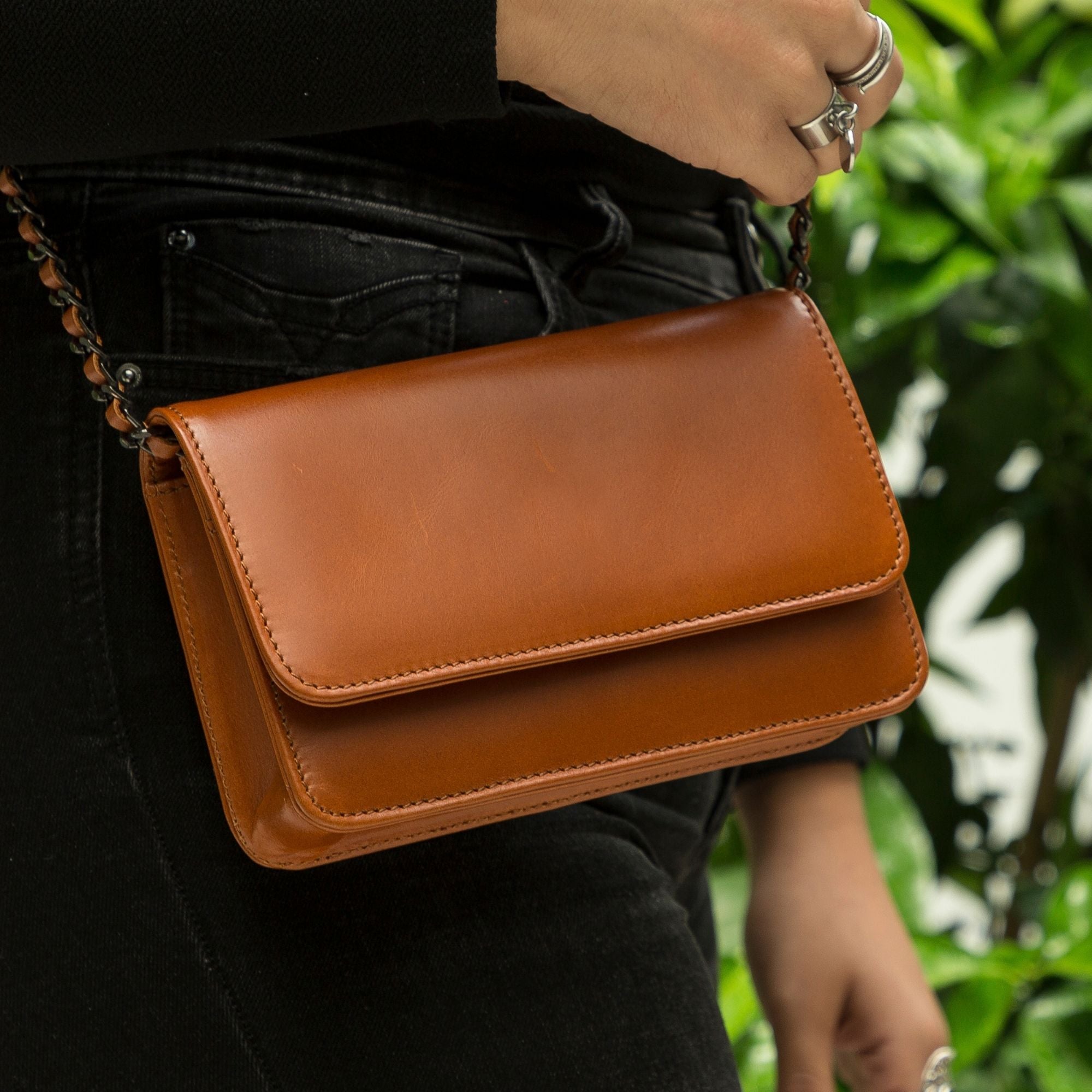 Evanston Minimalist Leather Handbag for Women, showcasing high-quality leather, spacious compartments, and an elegant design.