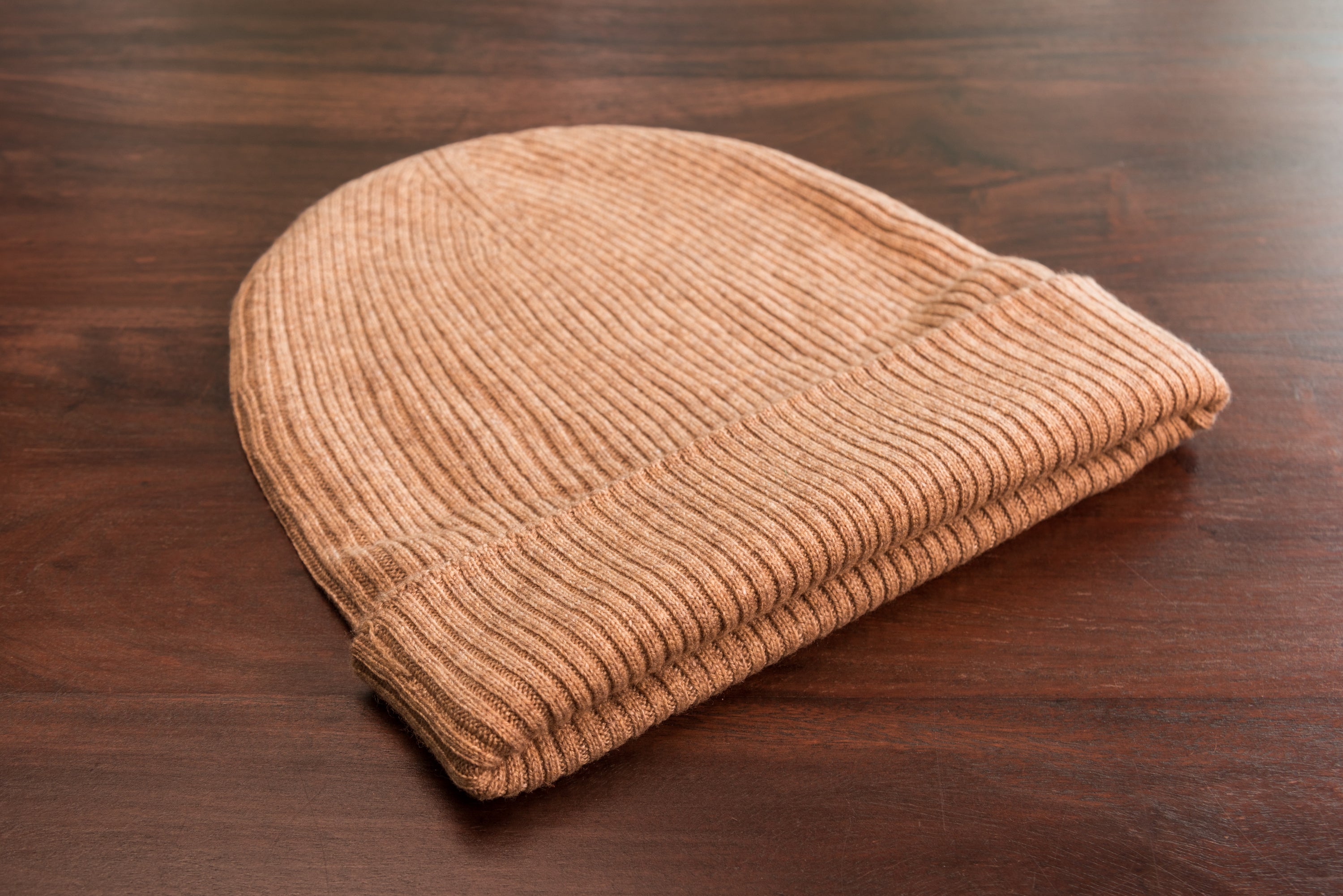 Braune Kaschmirmütze Beanie mit Umschlag, geripptes Design, handgewebt in Nepal, 100% Kaschmir.