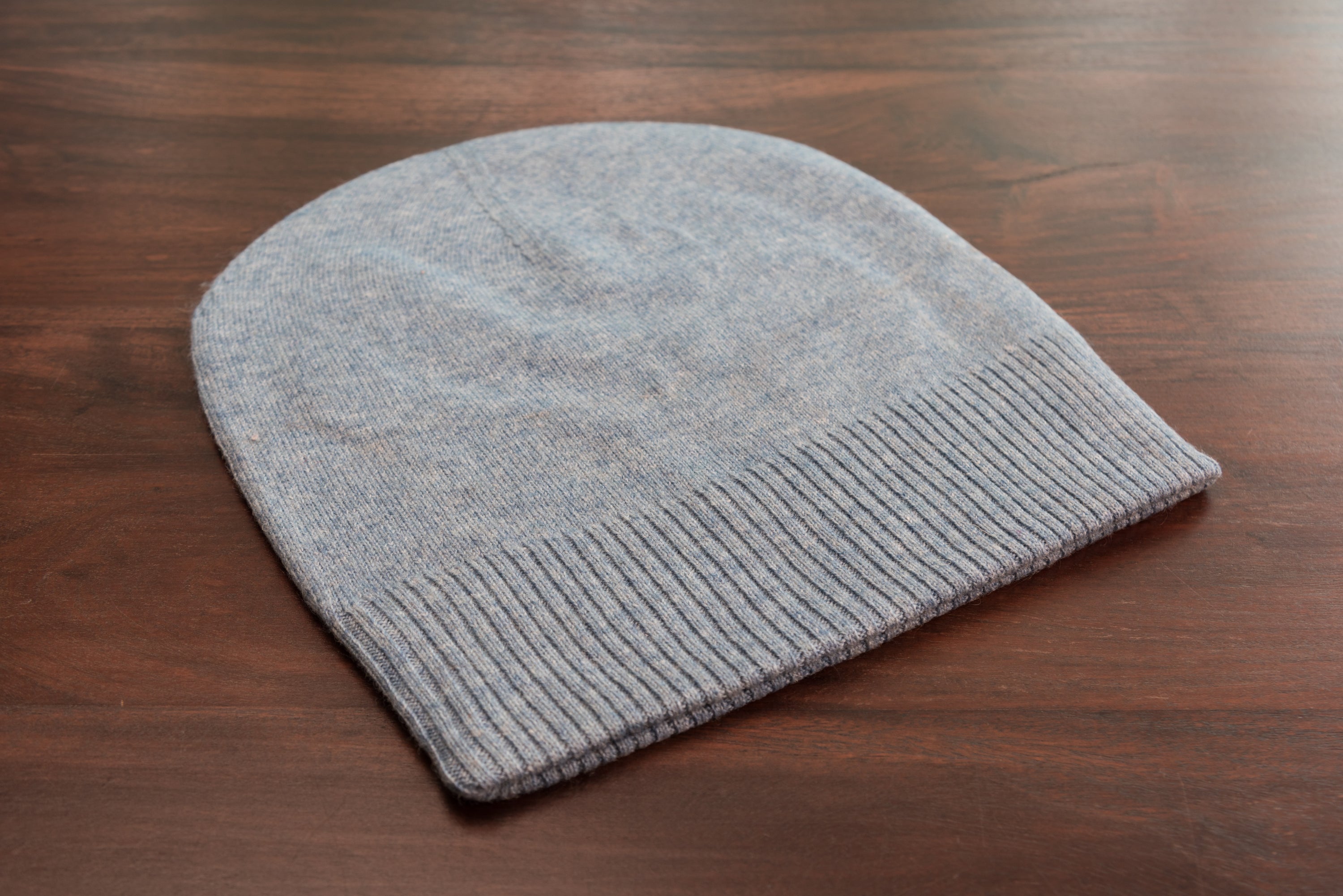 Kaschmirmütze Beanie in Blau mit geripptem Umschlag, handgewebt in Nepal, aus 100% Kaschmir.