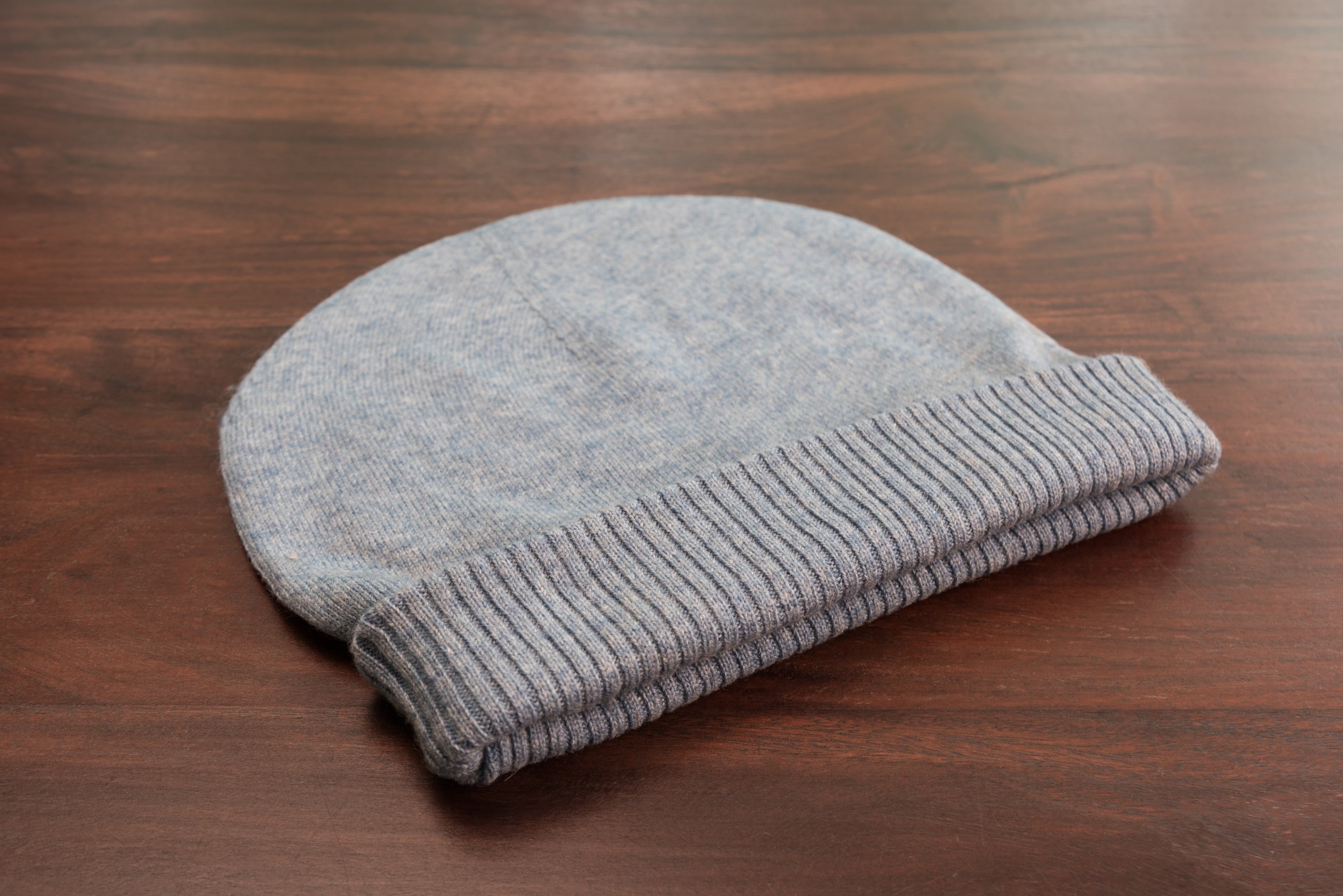 Kaschmirmütze Beanie in Blau mit geripptem Umschlag, handgewebt in Nepal, aus 100% Kaschmir.