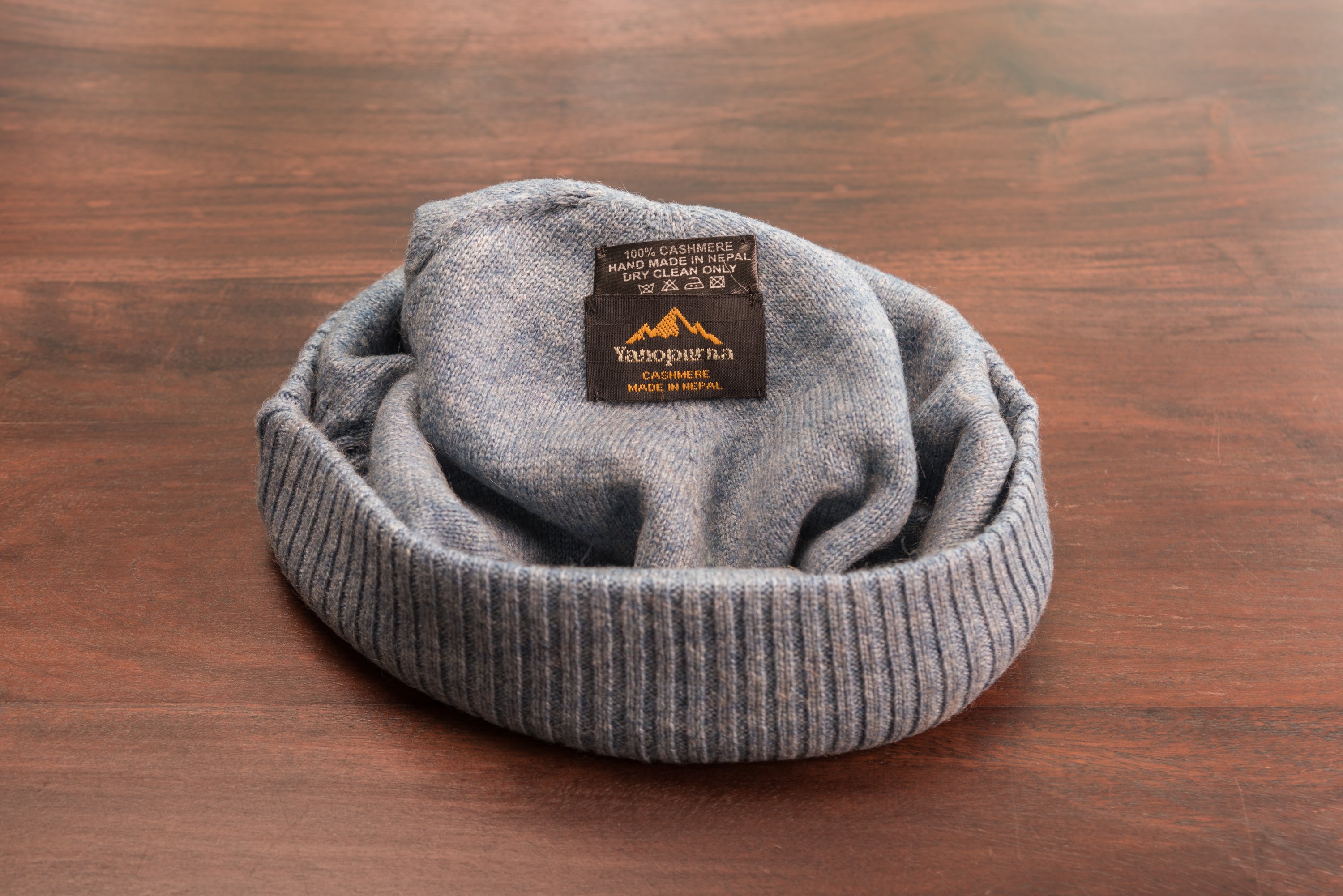 Kaschmirmütze Beanie in Blau mit geripptem Umschlag, handgewebt in Nepal, aus 100% Kaschmir.