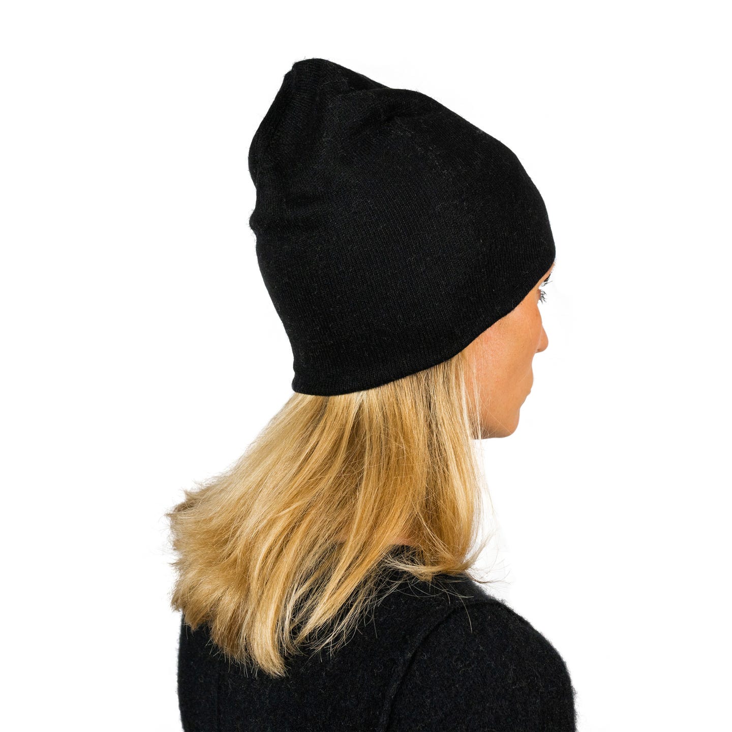 Schwarze Kaschmirmütze Beanie, handgewebt aus 100% Kaschmir, leicht und elegant.