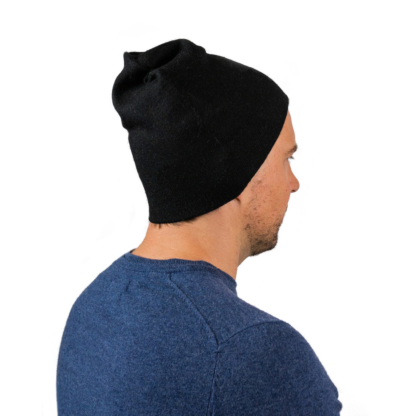 Schwarze Kaschmirmütze Beanie, handgewebt aus 100% Kaschmir, leicht und elegant.