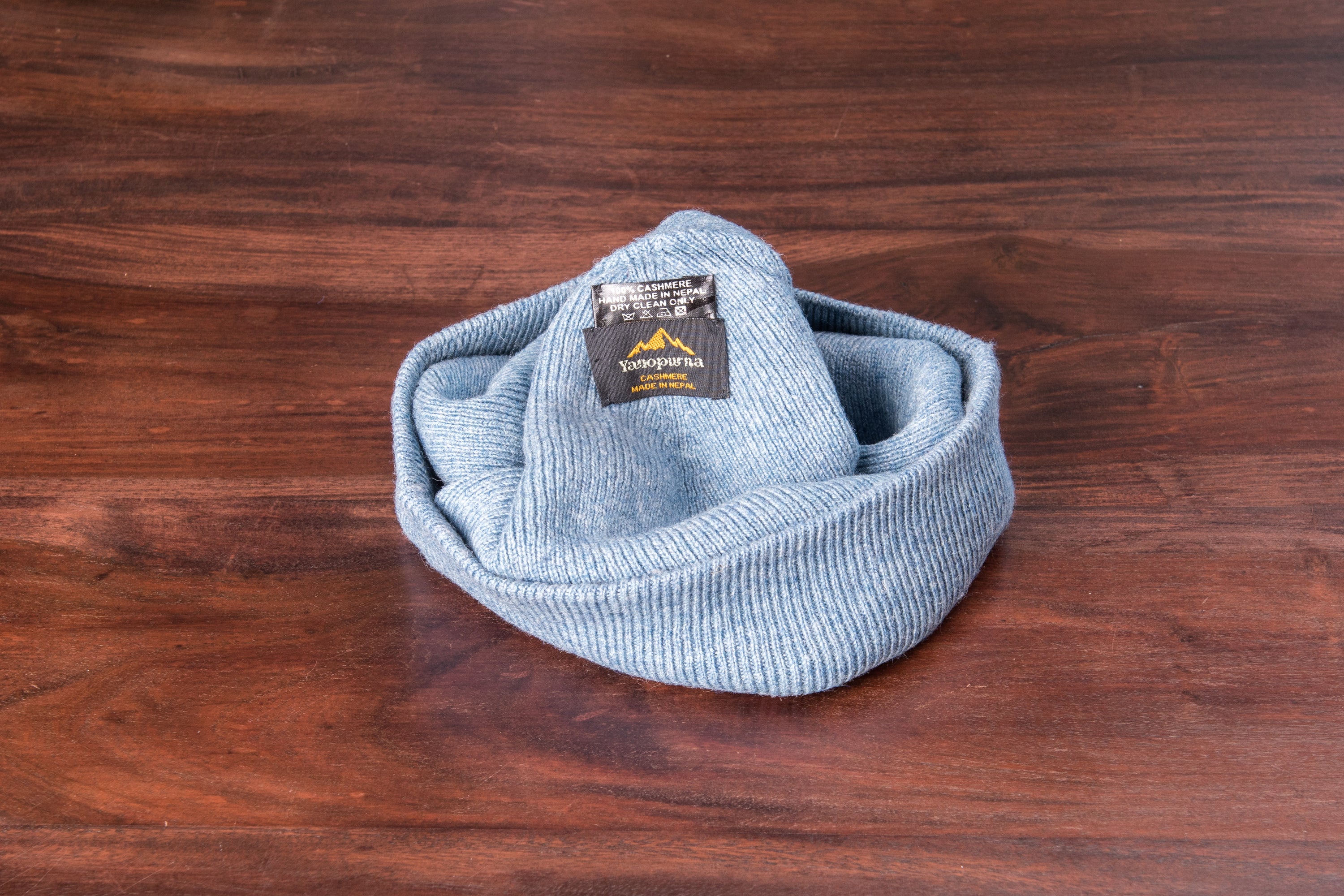 Kaschmirmütze Beanie in Blau, leicht gerippt, handgewebt aus 100% Kaschmir, unisex Design.