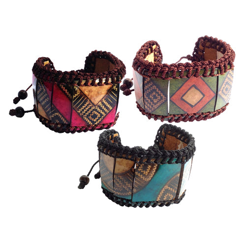 A vibrant Large Calabash Bracelet featuring earthy tones, hand-painted design, and an adjustable knot closure, showcasing Colombian artisan craftsmanship.