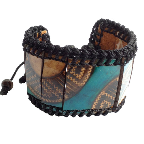 A vibrant Large Calabash Bracelet featuring earthy tones, hand-painted design, and an adjustable knot closure, showcasing Colombian artisan craftsmanship.