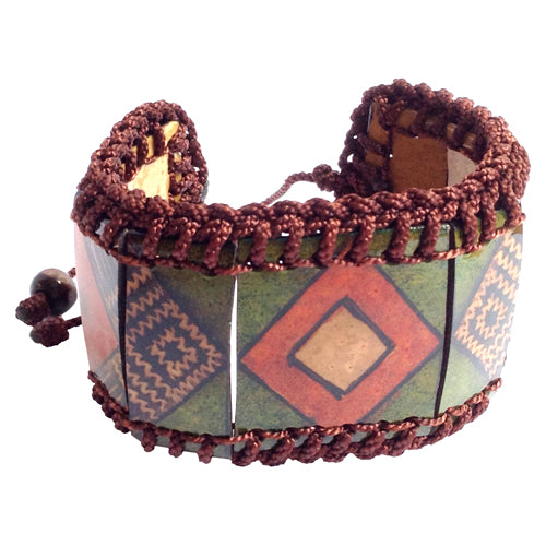 A vibrant Large Calabash Bracelet featuring earthy tones, hand-painted design, and an adjustable knot closure, showcasing Colombian artisan craftsmanship.