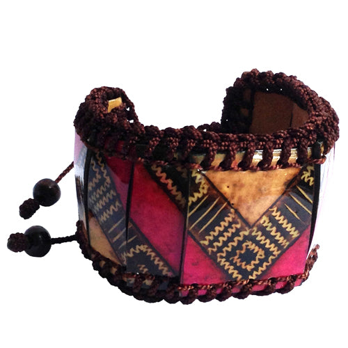 A vibrant Large Calabash Bracelet featuring earthy tones, hand-painted design, and an adjustable knot closure, showcasing Colombian artisan craftsmanship.