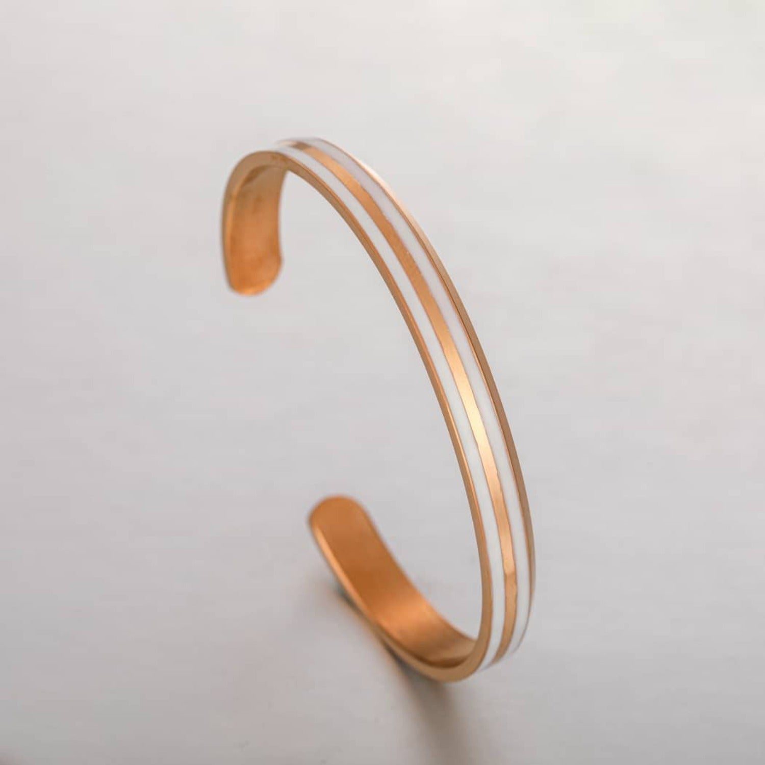 Minimalist Classic Bracelet in Rose Gold and White, showcasing its elegant design and stainless steel craftsmanship.