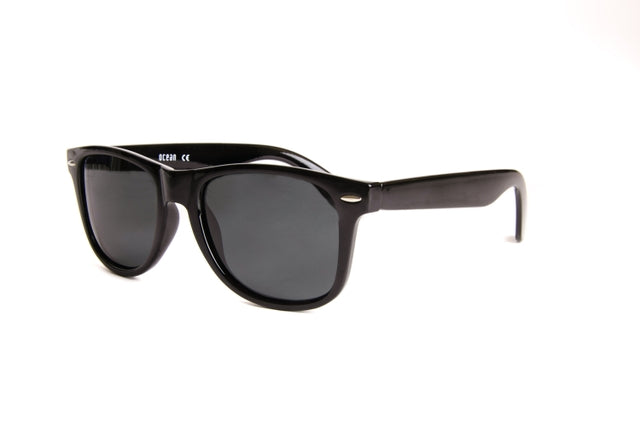 OCEAN GLASSES Beach Wayfarer 18202.200 round sunglasses in black, featuring a full-rimmed plastic frame, ideal for beach outings.