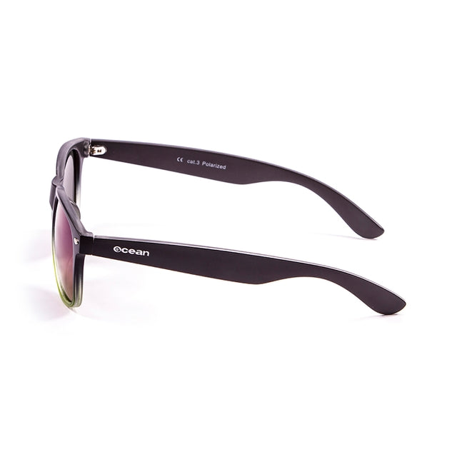 OCEAN GLASSES Beach Wayfarer 18202.118 sunglasses featuring a round full-rimmed black plastic frame, ideal for beach outings.