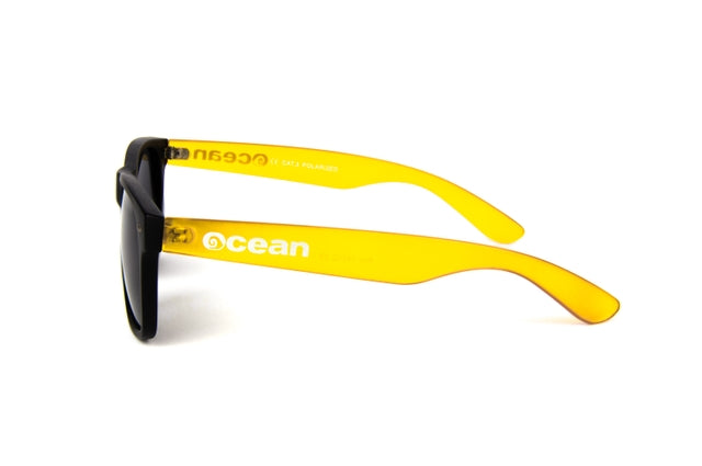 OCEAN GLASSES Beach Wayfarer 18202.23 round sunglasses with a black plastic frame, ideal for beach and outdoor activities.