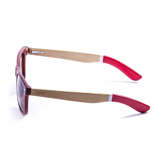 OCEAN GLASSES BEACH WOOD 50300.3 in vibrant red color with a full-rimmed rectangular frame, perfect for beach outings.