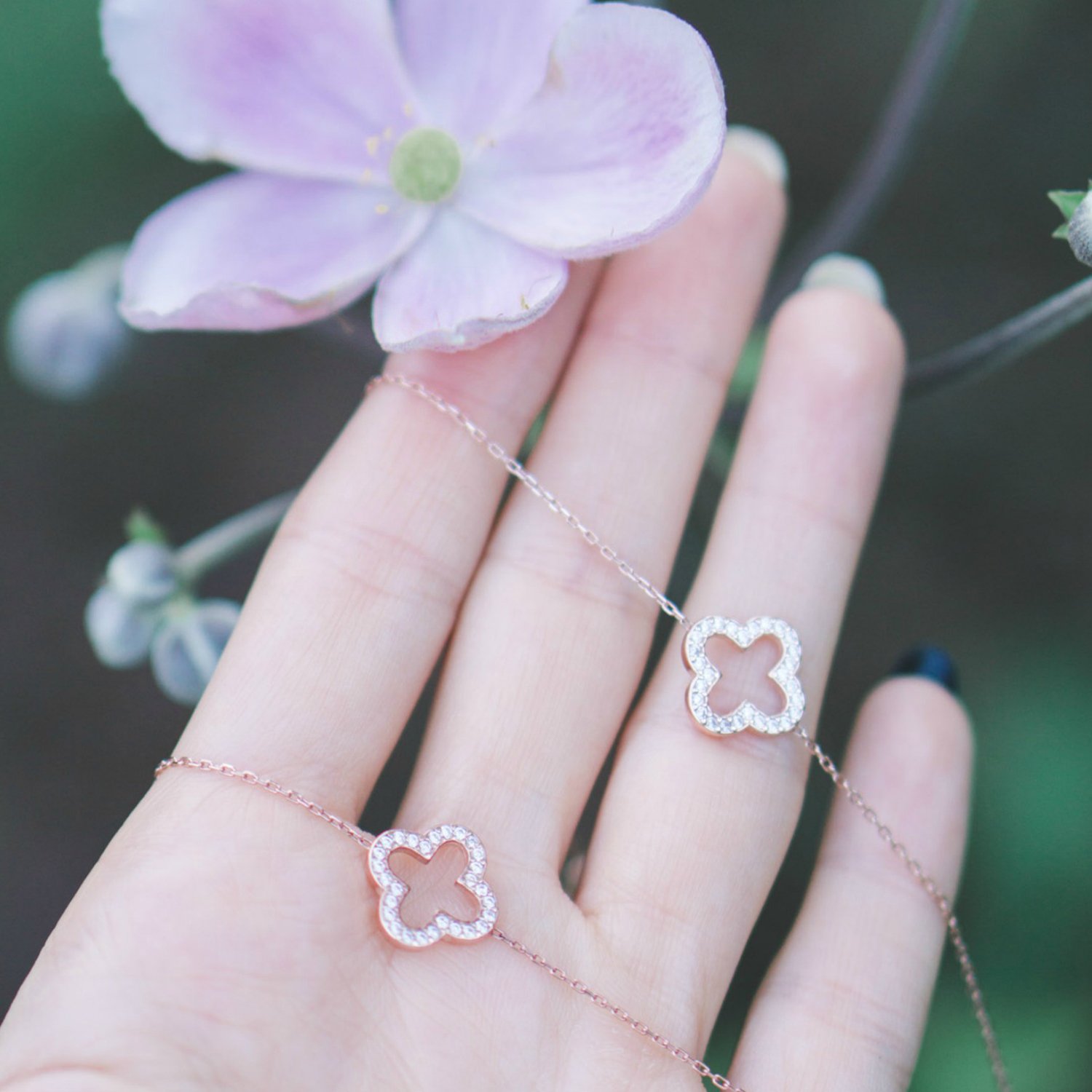 Open Clover Long Necklace in Rosegold featuring 7 clover motifs and white zircons, crafted from 925 sterling silver with lobster clasp.