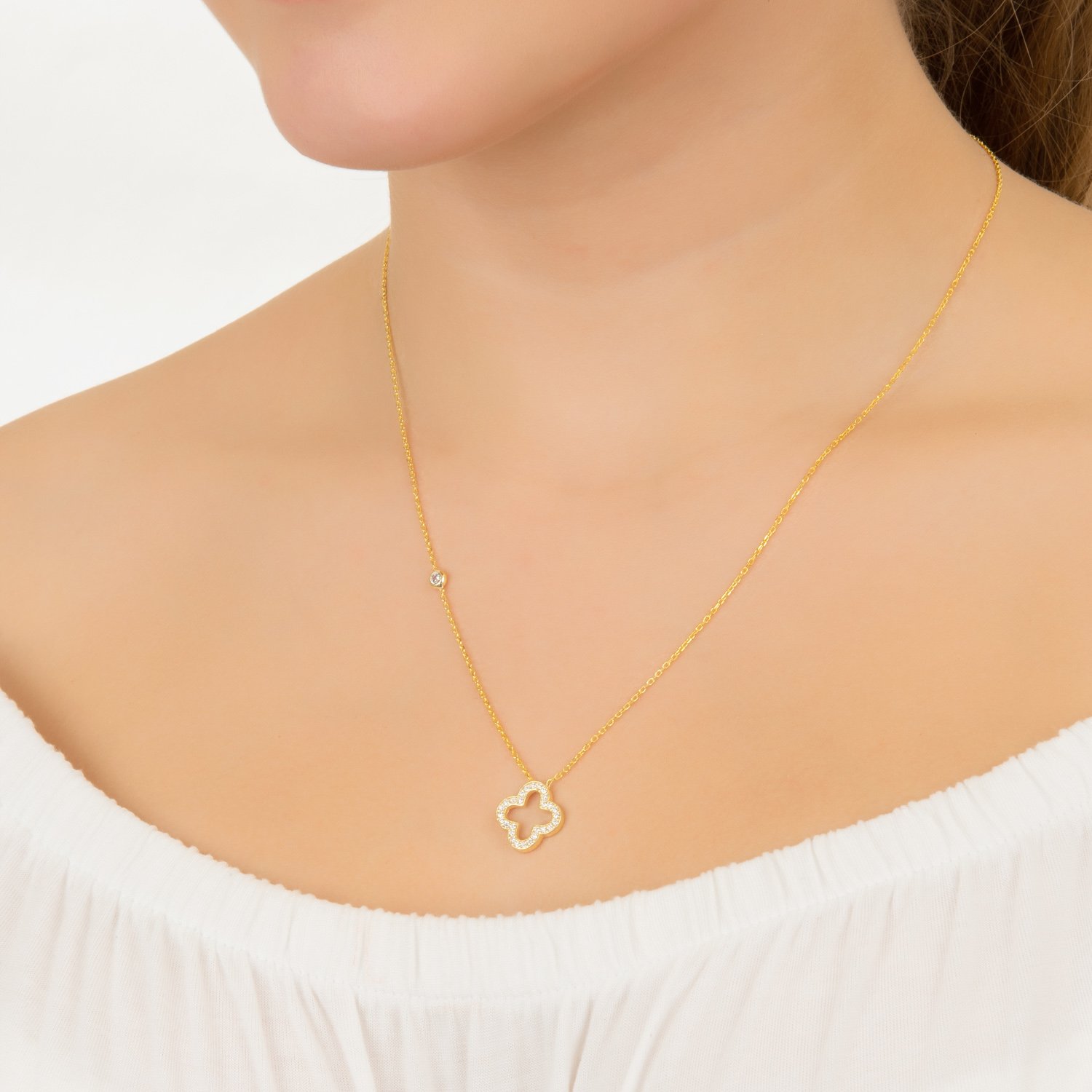 Open Clover Pendant Necklace made of 925 sterling silver with white zircons, featuring adjustable chain lengths and available in gold and rose gold finishes.