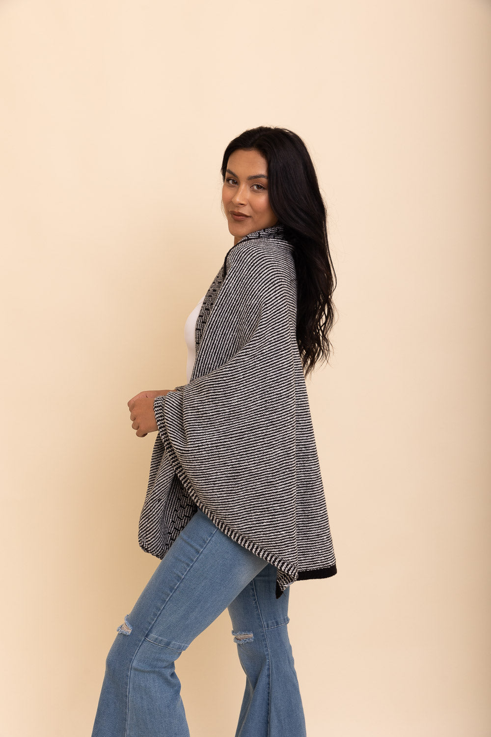 Cozy Over The Shoulder Knitted Shawl in various colors, featuring an oversized fit and pockets, perfect for stylish layering.