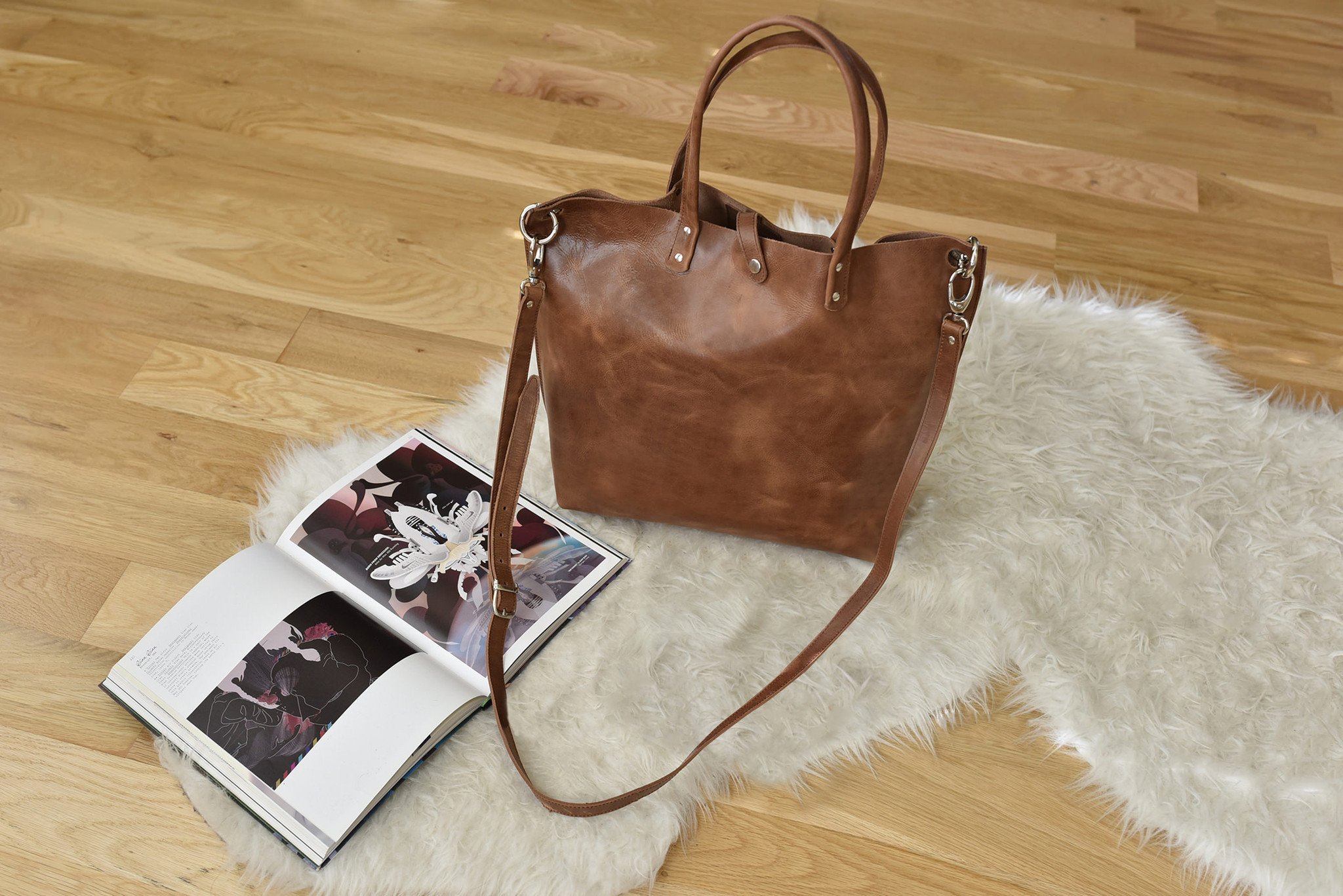 Paseo Tote made of smooth caramel leather with metallic details and removable shoulder strap.