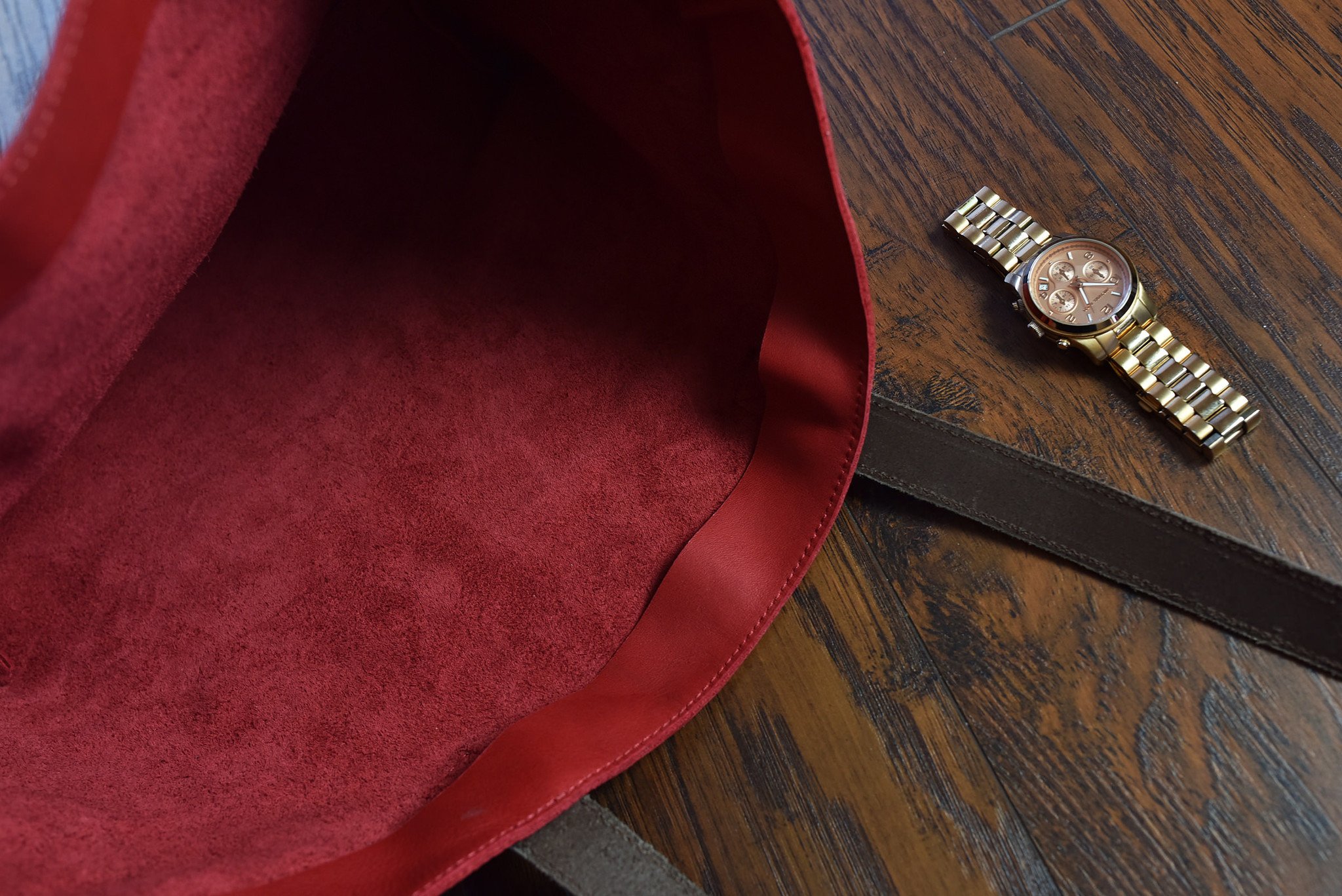 A stylish red tote bag made of genuine leather with a bowl-shaped design and comfortable shoulder handles.